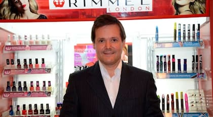 Ser Contador Público recibido en la Universidad Católica Argentina (UCA) con los mejores promedios, con un master en negocios en los Estados Unidos y además hablar varios idiomas, le sirvió para ocupar puestos importantes en distintas compañías como L´Óreal y Coty.