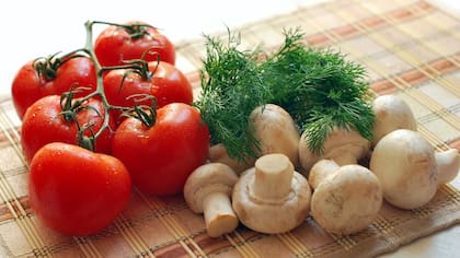 Ser cuidadosos al condimentar y moderar el aceite, las verduras por su riqueza en fibra, brindan saciedad y es más fácil reducir la porción