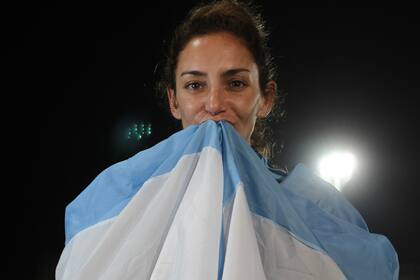 Será la sexta que una mujer lleve la bandera argentina
