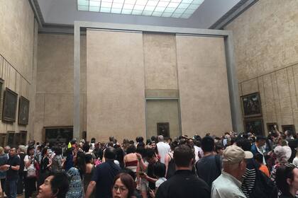 "La Gioconda" o "Mona Lisa" se halla normalmente en la Sala de los Estados, la más visitada del museo debido al interés que suscita la obra maestra de Leornardo da Vinci