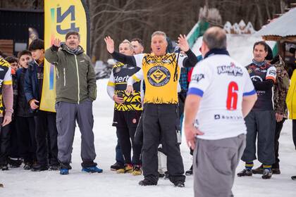 Serafín Dengra (centro), ex Puma y favorito del público, participó como árbitro y, por momentos, jugando.