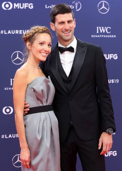 Novak Djokovic posó junto a su mujer, Jelena, que lució un strapless con frunces y lazo en la cintura. Como un toque original llevó un peinado recogido con una trenza.