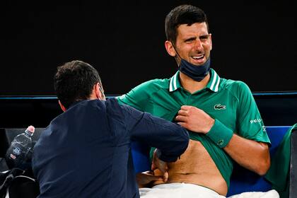 Novak Djokovic, con algunas molestias físicas, le ganó en cinco sets al estadounidense Taylor Fritz
