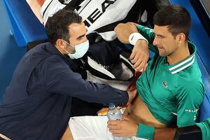¿Está lesionado? Polémica y desconfianza sobre el estado real de Djokovic