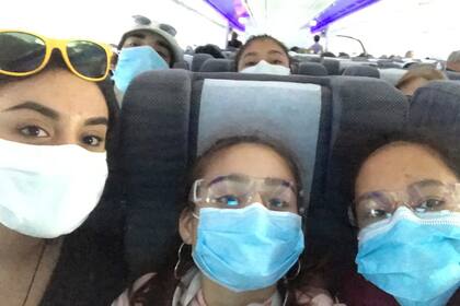 Serena, Catalina, Tais, Claudia y Elian, juntos en el vuelo 1303 de Aerolíneas Argentinas que poco después del mediodía despegó de Miami
