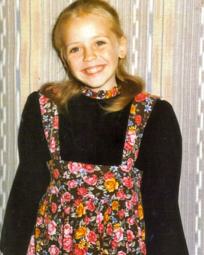 Serena de pequeña mientras estaba dentro de la secta, manejada por David Berg