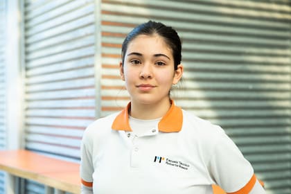 Serena Pisacic, estudiante de tercer año: "En el espacio de 'trabajo autónomo' tenemos el tiempo y el lugar para trabajar en lo que nos interese. Mi proyecto tiene que ver con una linterna basada en un proceso de electrólisis".