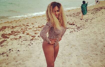 Serena posa y se divierte en la playa