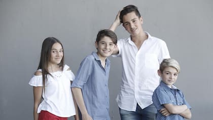 Serena, Santino, Tiago y Giuliano Fochile, primos y hermanos que forman parte de Los Campa, los creadores del video más visto en la Argentina en YouTube