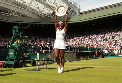 Serena Williams alza el trofeo de campeona de Wimbledon tras derrotar a Garbiñe Muguruza en la final, el 11 de julio de 2015. Uno de los siete títulos que ganó allí.