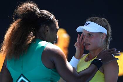Serena Williams consuela a su vencida: la ucraniana Dayana Yastremska, de 18 años.