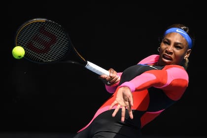 Serena Williams superó a la bielorrusa Aryna Sabalenka en tres sets y se clasificó para los cuartos de final del Australian Open: su próxima rival será la rumana Simona Halep.