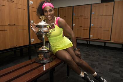 Serena Williams con su último trofeo en Australia