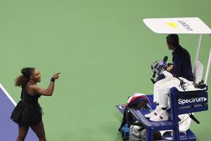 Serena Williams discute con el juez Carlos Ramos durante la final contra Naomi Osaka en 2018