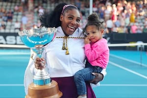 Serena Williams enseña a su hija Olympia a jugar al tenis