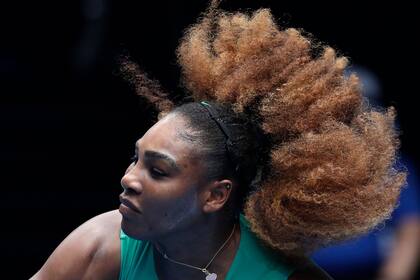 Serena Williams ganó con comodidad su primer partido en el Abierto de Australia.