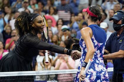 Serena Williams saludando a su vencedora, Ajla Tomljanovic, el 2 de septiembre pasado, por la tercera ronda del US Open