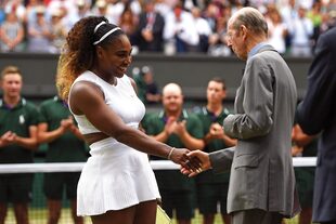 Serena Williams, subcampeona de Wimbledon 2019, saluda al príncipe Eduardo (presidente del All England Lawn Tennis and Croquet Club) después de recibir su trofeo