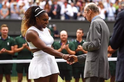 Serena Williams, subcampeona de Wimbledon 2019, saluda al príncipe Eduardo (presidente del All England Lawn Tennis and Croquet Club) después de recibir su trofeo