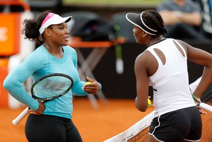 Serena Williams y su hermana Venus charlan en un entrenamiento en Buenos Aires, antes de la serie en la que enfrentaron a Argentina en la Fed Cup, en febrero de 2015