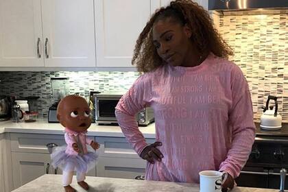 Serena y Qai Qai, la muñeca de su hija Olympia, en una escena doméstica.