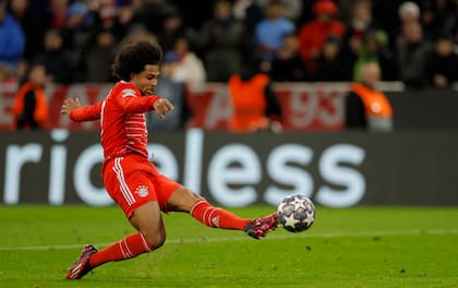 Serge Gnabry, volante de Bayern Munich, en el partido de Champions League 2023 ante PSG; el fútbol alemán, pionero de las transformaciones