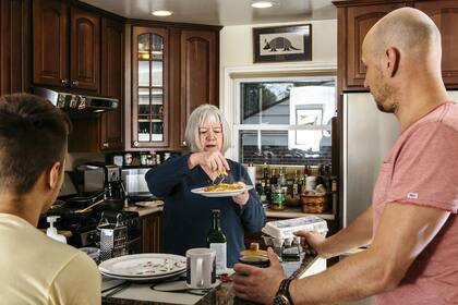 Sergei Reida y su hijo toman el desayuno junto con Jill Bishop, luego de alquilarle un cuarto por Airbnb