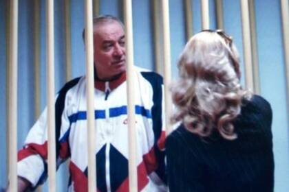La unidad checa del crimen organizado identificó a dos como los responsables del envenenamiento hace tres años del ex agente doble Sergei Skripal y de su hija con una substancia neurotóxica mortal