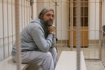 Sergei Torop sentado una celda en el tribunal de distrito central de Novosibirsk