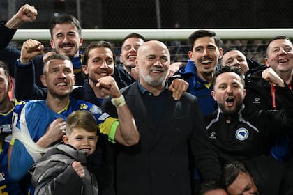 Sergej Barbarez (centro) no tenía experiencia antes de asumir la dirección técnica de la selección y fue criticado; hoy es reivindicado.