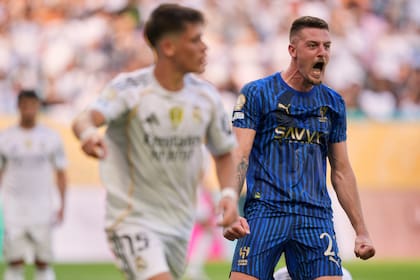 Sergej Milinkovic-Savic celebra después de que evitaron un penal ante Real Madrid