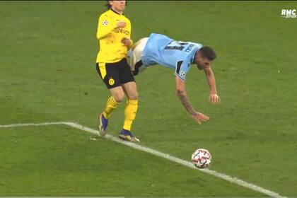 Sergej Milinkovic-Savic, de Lazio, cae ante la marca de Nico Schulz, de Borussia Dortmund. El árbitro español sancionará penal. Y Ciro Immobile anotará el gol del 1-1 entre ambos equipos.