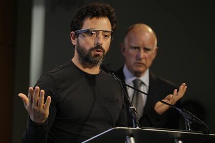Sergey Brin, cofundador de Google, junto a las gafas del proyecto Glass, presentadas el pasado junio en la conferencia de desarrolladores de la compañía