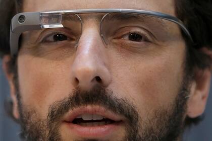 Sergey Brin con sus anteojos Google Glass, en febrero de 2013