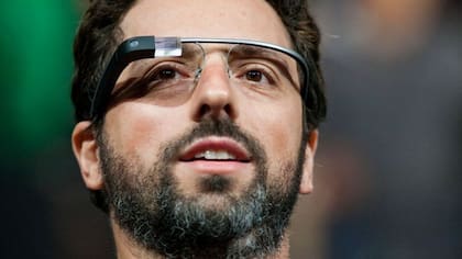 Sergey Brin, el cofundador de Google, con sus Google Glass hace diez años
