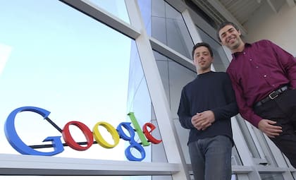 Sergey Brin (izq.) y Larry Page, fundadores de Google, posan el 15 de enero de 2004 en las oficinas de la compañía en Mountain View, California. Unos meses después, el Día de los Inocentes de ese año, presentaron Gmail al mundo (AP Photo/Ben Margot, File)
