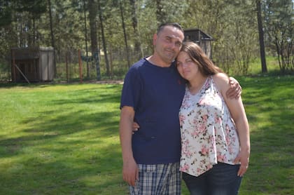 Sergey Kostenyuk y Mary Loisate en el patio de su casa