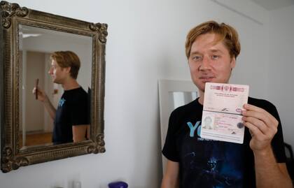 Sergey Kuzminok muestra su pasaporte ruso