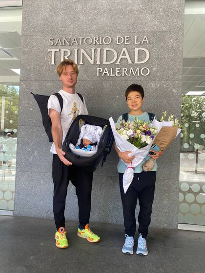 Sergey Kuzminok, su esposa, Tatiana Molchanova, y su hijo Samuel Sergio Angel, en la puerta del Sanatorio de la Trinidad, de Palermo