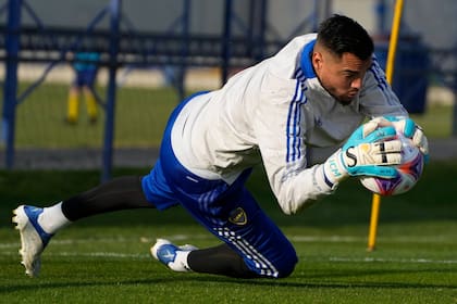 Sergio Romero se entrena a la par, pero aún no estaría en las óptimas condiciones que el arco azul y oro necesita producto de tanta inactividad.