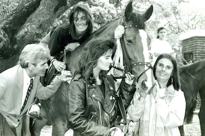Sergio Denis junto a su pareja Verónica Oria (montada al caballo), su cuñada Valeria y su suegra Verónica Guerrero 
