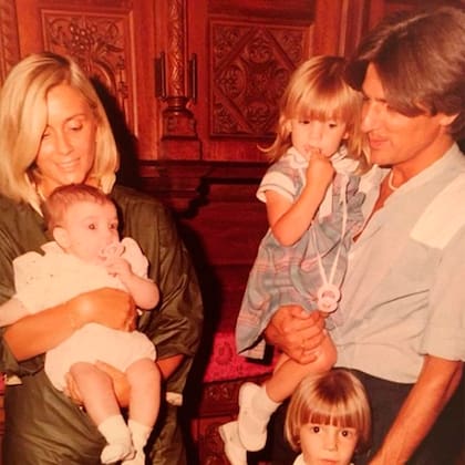 Sergio Denis con su esposa, Mirta Messi, y sus tres hijos, Federico, Bárbara y Victoria