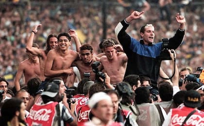 Sergio Adrián Guillermo festeja el título que Boca ganó en 1998 rodeado de Juan Román Riquelme, Rodolfo Arruabarrena y Martín Palermo