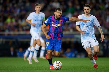 Sergio Agüero, durante el partido ante Dínamo de Kiev por la Champions League; fue su debut con la camiseta de Barcelona en el máximo torneo continental.