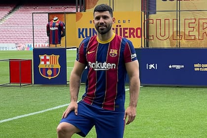 Sergio Agüero el día que fue presentado como jugador de Barcelona. Debido a una lesión, pudo debutar cuatro meses después de haber arribado al club