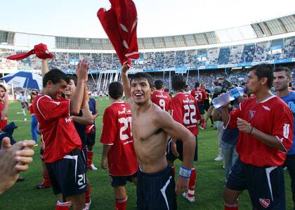 Sergio Agüero, en uno de los festejos contra Racing, en febrero de 2006, cuando marcó sus dos últimos goles en Independiente