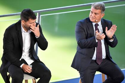 Sergio Agüero junto con Joan Laporta