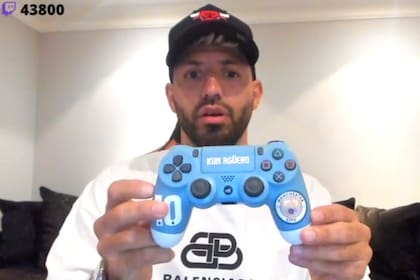Sergio Agüero muestra el joystick peersonalizado que le regaló Toto Salvio.