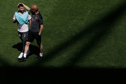 Sergio Agüero recibe un gesto afectuoso de Josep Guardiola; para el delantero argentino, en caso de jugar, la final será el último capítulo de su prolífica historia en Manchester City.