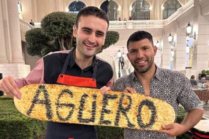 Sergio Agüero visitó un nuevo local que abrió en Qatar el famoso chef Czn Burak